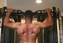 어깨 건강을 위한 운동, 자세 개선과 근력 강화에 효과적인 3가지 운동 topless man in black shorts sitting on black metal frame