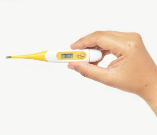 온열질환자 2배 증가…낮 시간대 야외활동 자제 등 주의 white and blue clearblue thermometer