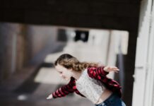 인구감소지역 청소년·여성에 일·생활 균형 여건조성 등 지원 girl balancing on top of concrete stand
