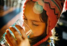 열사병 예방과 응급처치 selective focus photography of girl drinking water