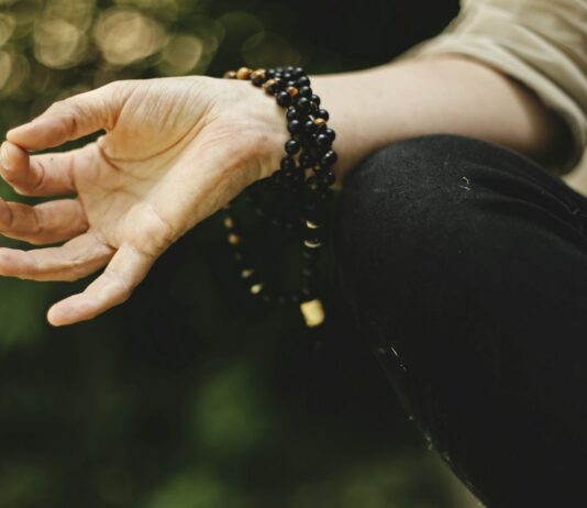 건강한 심리를 위한 명상과 자기 관리 person doing meditation outdoors