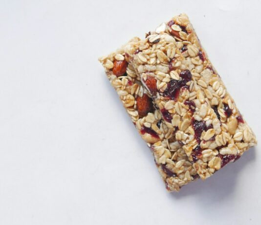 여름철 건강한 스낵 아이디어 a bar of granola sitting on top of a table