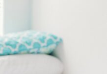 여름철 피부 건강 지키기: 운동 전후 스킨케어 photo of baby laying on bed