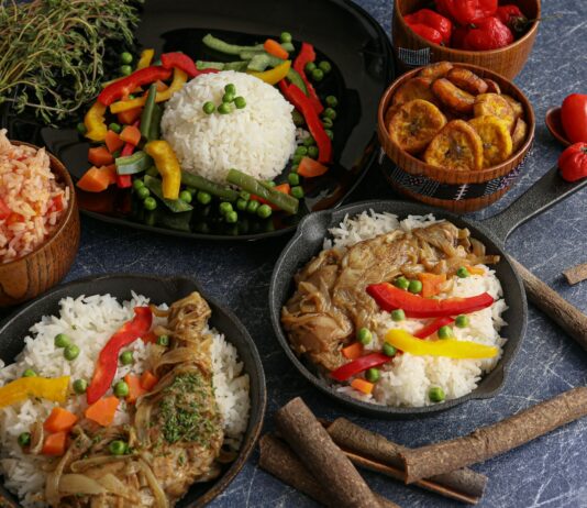 한 총리 “외롭고 배고픈 아이 없도록 정부가 더 노력” a table full of food