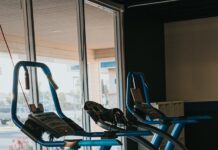 여름철 다이어트 성공을 위한 생활 습관 변화 black and blue exercise equipment