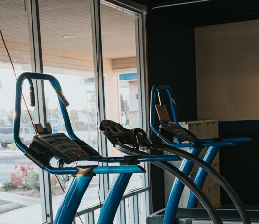 여름철 다이어트 성공을 위한 생활 습관 변화 black and blue exercise equipment