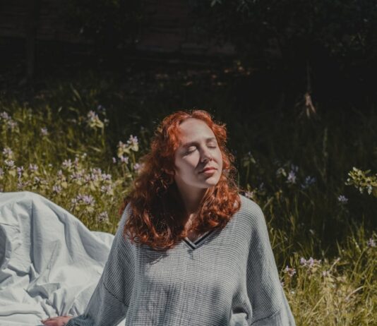 여름철 운동 중 휴식의 중요성 woman in gray sweater sitting on white textile
