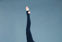 끝나가는 여름철 건강 유지, 실내 운동으로 체력 관리하기 woman in black tank top and black leggings doing yoga