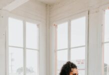 비 오는 날의 실내 운동: 홈 트레이닝으로 건강 챙기기 a woman squatting on the floor in a gym