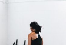 유산소 운동과 근력 운동의 균형 맞추기: 효과적인 접근법 woman in black tank top and leggings doing exercise