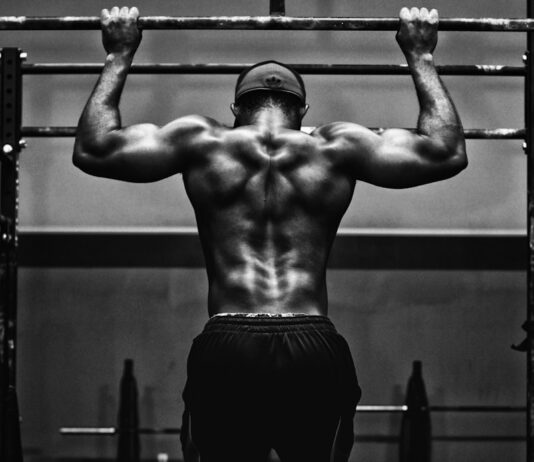 강도 높은 인터벌 트레이닝의 효과 grayscale photo of man working out