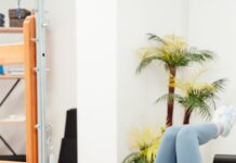 필라테스 기초 동작으로 일상 속 운동 습관 만들기 a woman laying on a bench in a gym