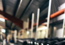 피트니스 목표와 식단 계획: 성공적인 다이어트 전략 dumbbells on floor