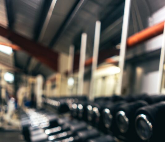 피트니스 목표와 식단 계획: 성공적인 다이어트 전략 dumbbells on floor