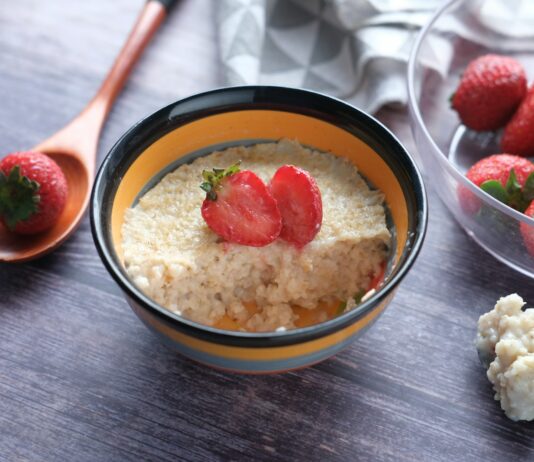 운동 후 회복력을 높이는 필수 영양소 brown rice on blue and white ceramic bowl