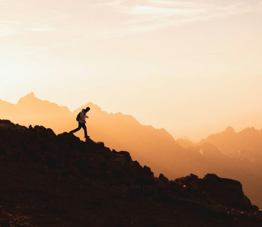 다이어트를 위한 겨울철 운동 습관 기르기 a person standing on top of a mountain