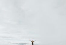 추운 날씨에도 꾸준히 운동하는 동기 부여법 woman standing on top of hill