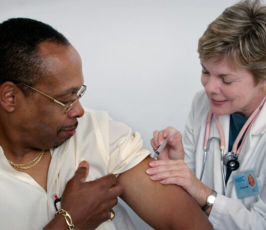 독감 예방에 중요한 면역력 강화 식단 man wearing white polo shirt
