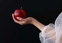 체중 조절을 위한 심리적 동기부여 전략 A woman in a white dress holding an apple