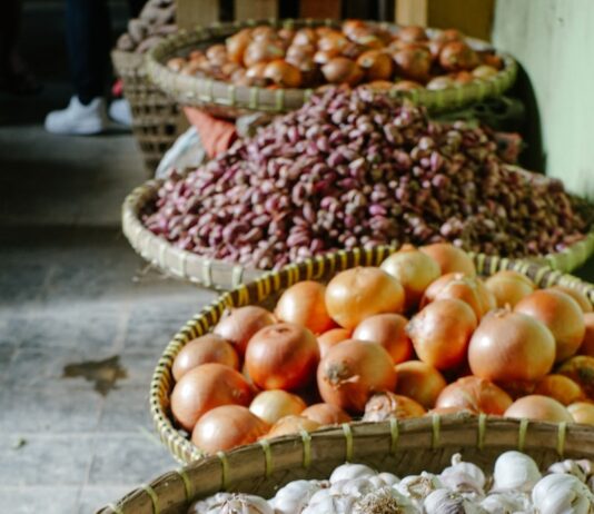 전통시장 활성화의 핵심 열쇠는? orange and red tomatoes on brown woven basket
