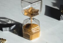 시간 관리의 기술: 더 효율적으로 일하는 법 white calendar