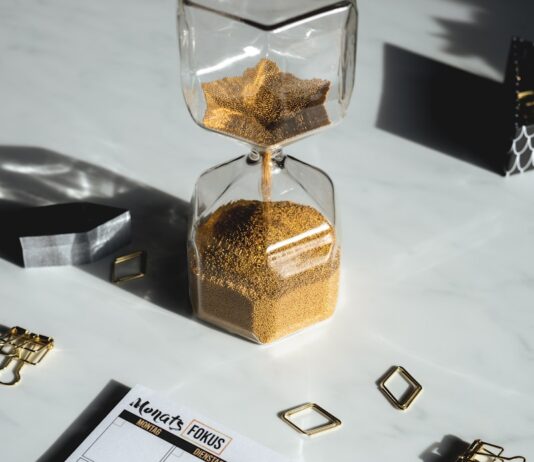 시간 관리의 기술: 더 효율적으로 일하는 법 white calendar