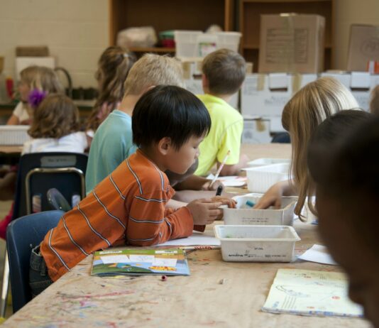 노인일자리 활용해 ‘아이돌봄’ 공백 해소한다 2 boys and girl sitting on chair