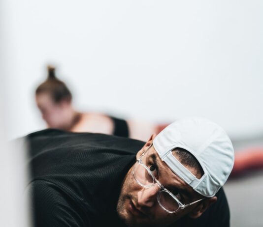 허리근력 강화를 위한 효과적인 운동 5가지 man in black crew neck t-shirt wearing white cap and black framed eyeglasses