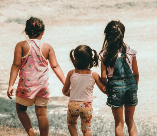 가족과 함께 건강관리하기 three girls holding each other hand walking towards brown soil