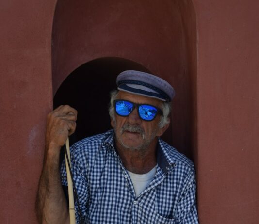 노인 건강을 위한 맞춤형 운동과 영양 man with sunglasses sitting
