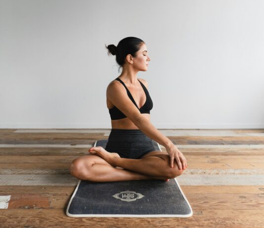 어깨가 늘 뻐근하고 무겁다? woman performing yoga