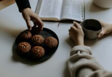 “식단은 똑같은데 체중이 느는 이유”…’야근 후 늦은 저녁’이 원인일 수 있다 person holding black ceramic mug with coffee beans