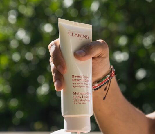 “자외선 차단은 여름에만?”… 365일 피부를 지키는 진짜 루틴 Clarins cream soft-tube