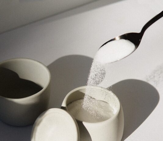 “아침엔 괜찮았는데 왜 오후만 되면 피곤할까?”…낮잠보다 ‘이것’이 먼저다 white ceramic mugs on white table