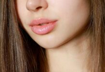 “물을 마셔도 입술이 텄어요”… 수분 부족이 아닌 ‘입술 장벽’ 문제일 수도 a close up of a woman with long brown hair