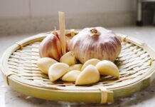 “마늘, 양파 먹으면 속이 불편해요”… 건강식이 독이 되는 ‘과민성 대장증후군’의 함정 a basket of garlic and garlic bulbs on a counter