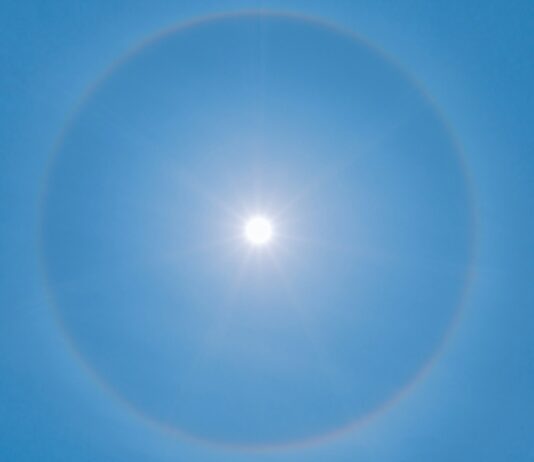 “팔 안쪽이 까매졌어요”…초여름 ‘색소침착’의 시작 blue sky with white sun