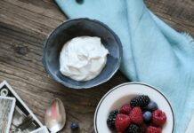 건강한 심장을 위한 식탁, 심혈관 건강을 지키는 식단 관리법 flat lay photograph of raspberries and whip cream