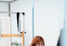 여성 건강관리, 일상의 작은 실천에서 시작하세요 a woman on a rowing machine in a gym