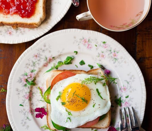바쁜 직장인, 건강 챙기기 위한 실천 방법은? sunny-side up egg with bread beside fork