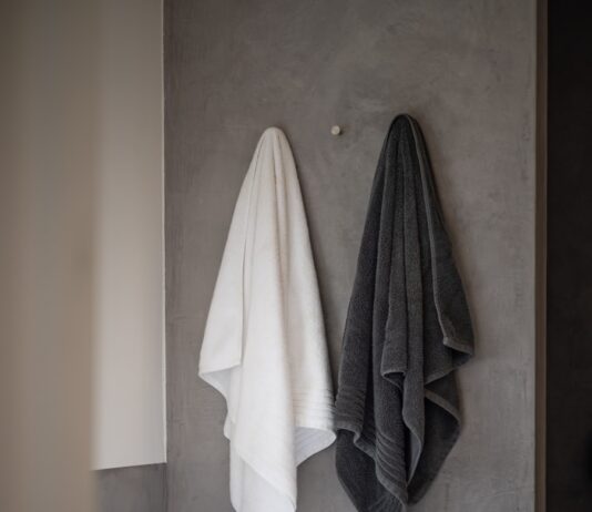 “요즘 자꾸 피부가 가렵고 뒤집어져요”… 땀독 때문일 수 있습니다 white bath towel on white ceramic bathtub