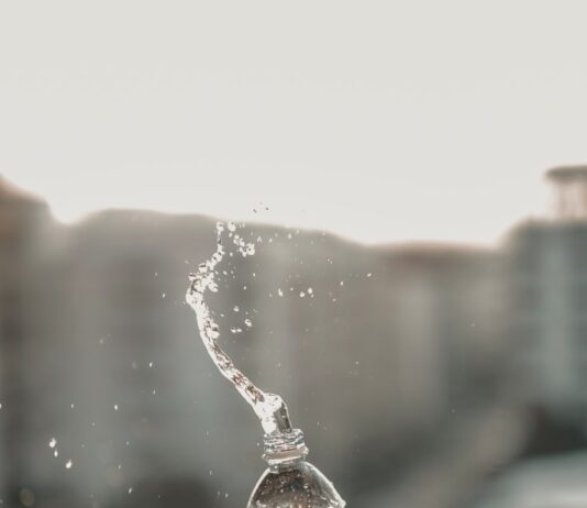 “여름인데 더 피곤해요”… 혹시 미네랄 부족? white and blue labeled disposable bottled water