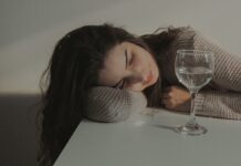 만성피로, 단순한 피로 아냐…원인과 관리법은? woman in gray knit cap and gray knit cap