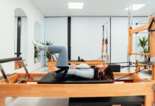 필라테스, 건강 트렌드의 중심에 서다…몸과 마음을 모두 잡는 비밀 열풍 a woman is doing a pivot on a pivot machine