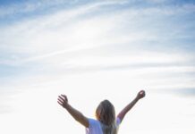 바쁜 일상 속 웰니스, 작지만 큰 변화를 만드는 건강 습관 woman in white shirt and black pants standing on rocky mountain during daytime