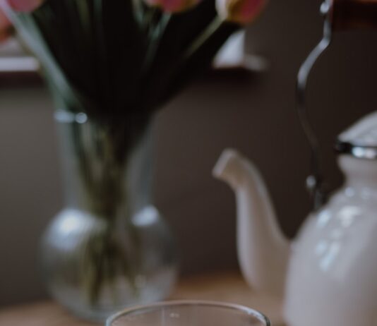 바쁜 일상 속 ‘수면 루틴’, 건강 지키는 새로운 습관으로 떠오르다 a cup of tea on a wooden table