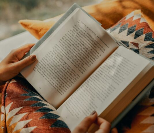 현대인의 휴대폰 과다 사용, 건강에는 어떤 영향? 실천 가능한 생활관리법 소개 person reading book on brown and beige textile