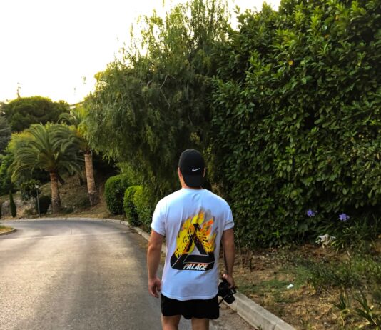 “작은 변화, 큰 여유”… 일상 속 스트레스 관리법 뜬다 man walking on road beside trees