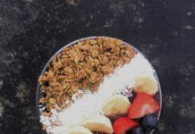 “뇌건강이 곧 내일의 활력”… 일상의 작은 습관으로 두뇌를 지키는 법 white rice with sliced strawberries and brown nuts on white ceramic plate