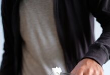 수분의 과학: “하루 2리터?” 내 몸에 필요한 진짜 수분량과 똑똑하게 물 마시는 법 man pouring water in glass